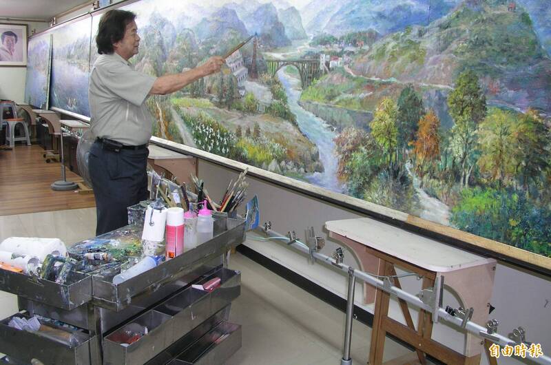 林智信為了創作巨幅油畫，特製一部像護理推車的工作檯，方便移動使用。（資料照，記者洪瑞琴攝）