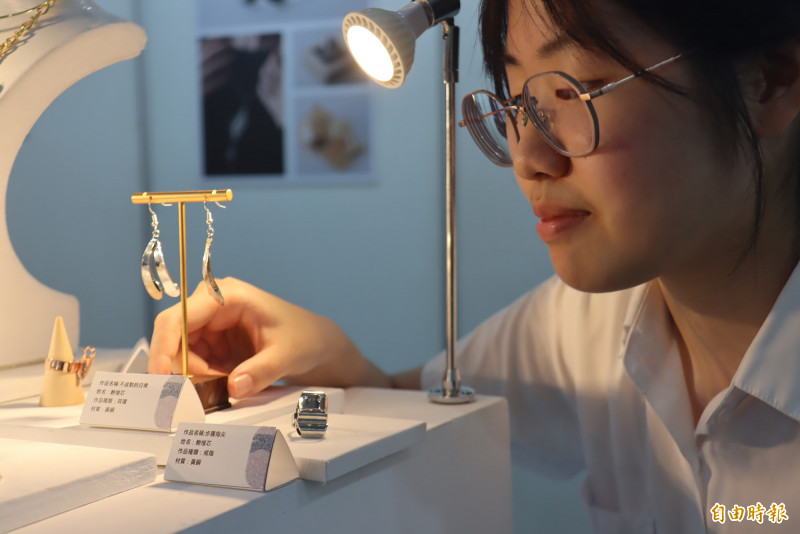 每件精巧的金工飾品，都蘊藏著快樂的童年回憶。（記者翁聿煌攝）