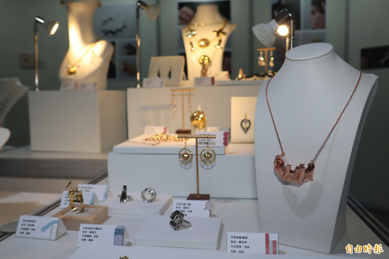 學生將古早文化結合專業設計及製作課程，打造出獨一無二的創意作品。（記者翁聿煌攝）