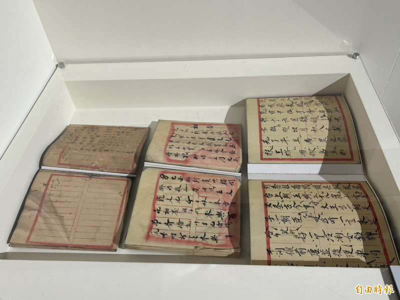 「傳藝之魂-黃海岱與戲偶之道」特展展出黃海岱劇本手稿。（記者黃淑莉攝）