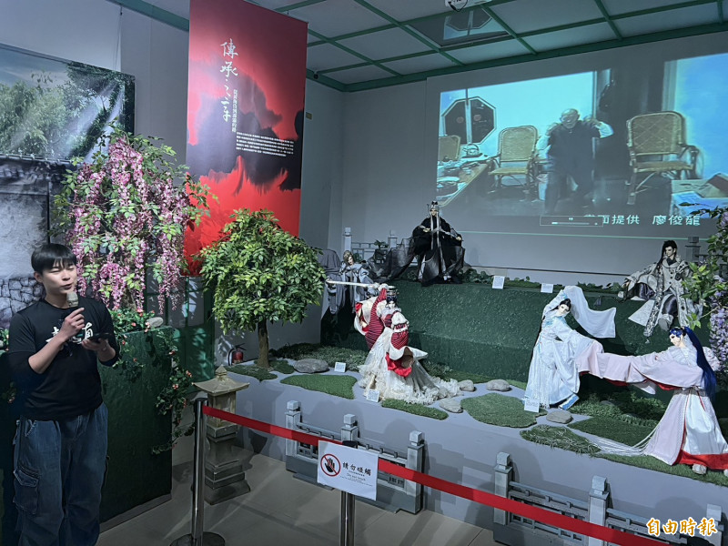 展覽現場播放黃海岱紀錄片。（記者黃淑莉攝）