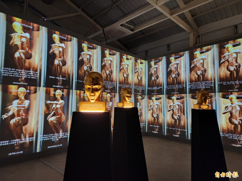 「夏娃克隆系列：林珮淳的AI伊甸園」展出《夏娃克隆大偶像II》作品。（記者周敏鴻攝）