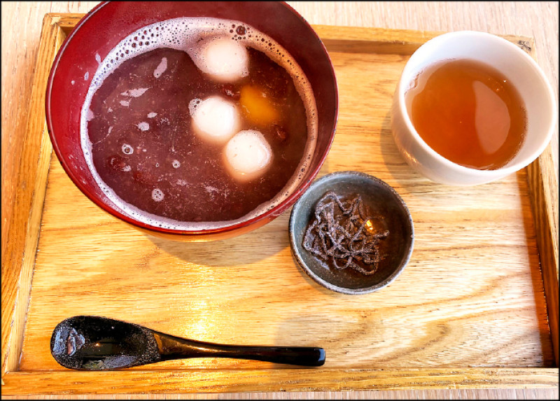 御汁粉也有紅豆湯加湯圓及栗子的，是經典的冬季熱甜點。（劉黎兒攝）