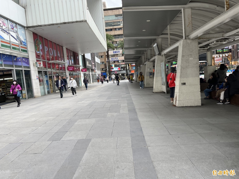 基隆東岸微風和二信公車循環站間開放街頭藝人表演。（記者盧賢秀攝）