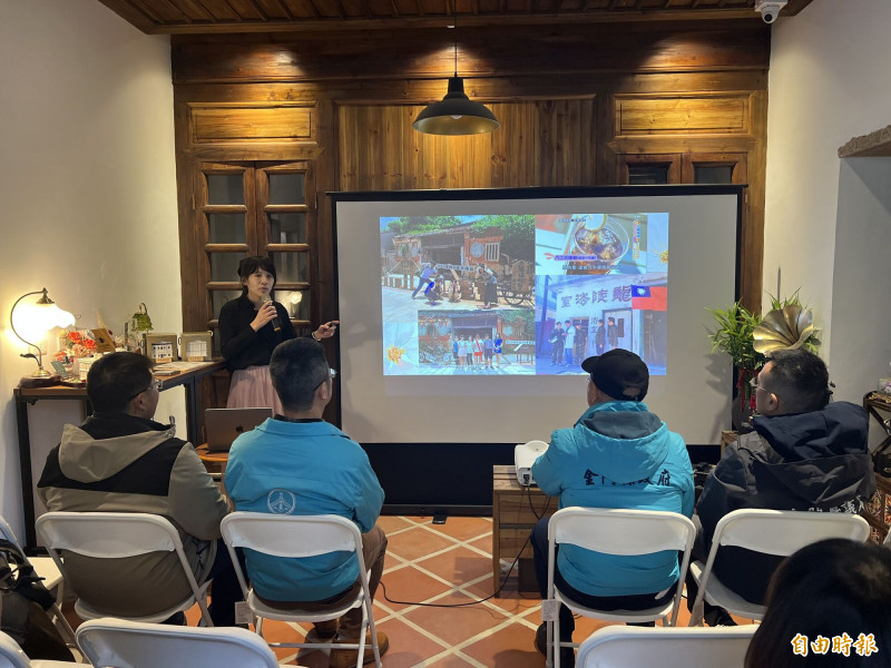 「甄洋樓」主理人陳婉甄（站者）說明兩年來經營文創產業的點滴歷程。（記者吳正庭攝）