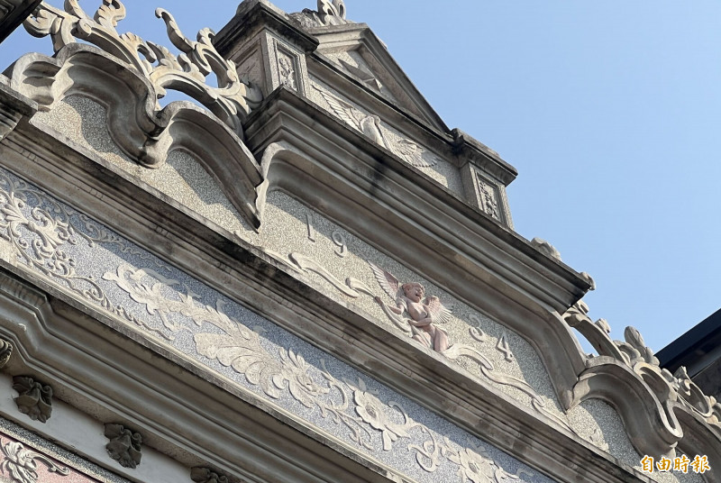 金門王慶雲洋樓在修復過程，外觀及重要建材都盡量保留下來。（記者吳正庭攝）