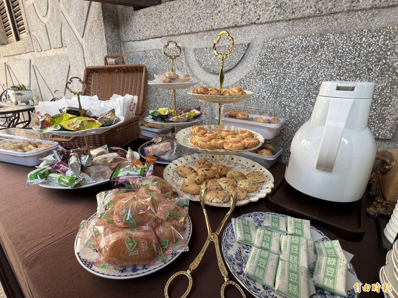 甄洋樓經營成果發表會，邀請王慶雲洋樓的後人王欽定製作精美的手工餅乾，重現王慶雲當年創辦「金門浯江西點麵包廠」的美味。（記者吳正庭攝）