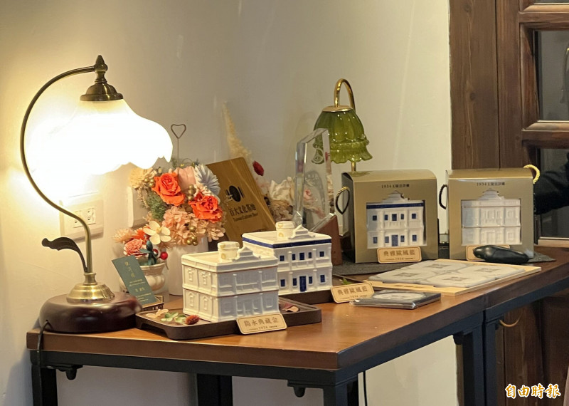 甄洋樓經營成果發表，也與金門縣陶瓷廠合作，開發以王慶雲洋樓外觀為酒器的特色酒禮盒「雋永典藏金」與「典雅歐風藍」兩款文創品。（記者吳正庭攝）