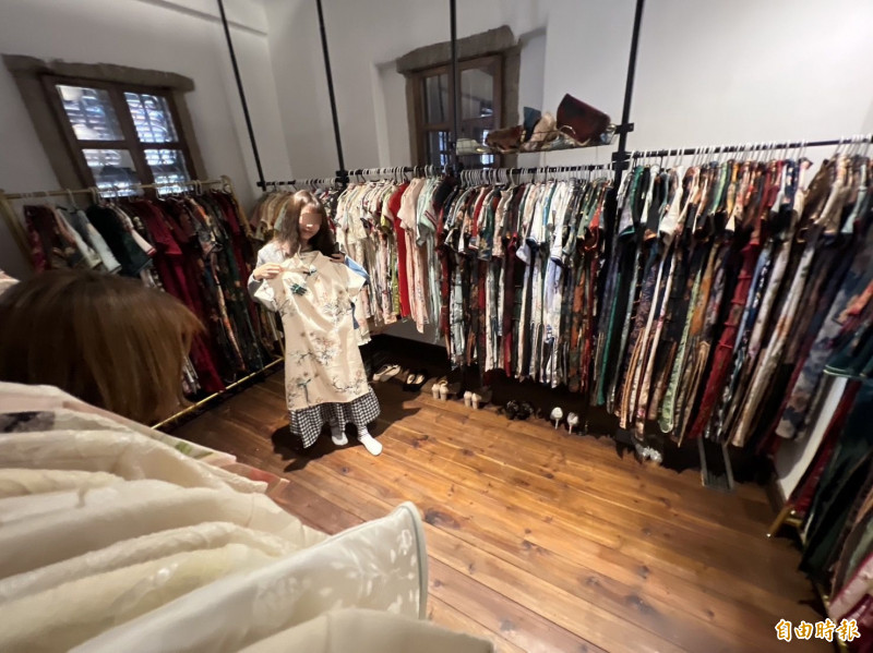 「甄洋樓」業者陳婉甄結合旗袍租借與沈浸式旅遊體驗，提供旗袍、漢服、唐裝等服飾拍照與配件服務。（記者吳正庭攝）