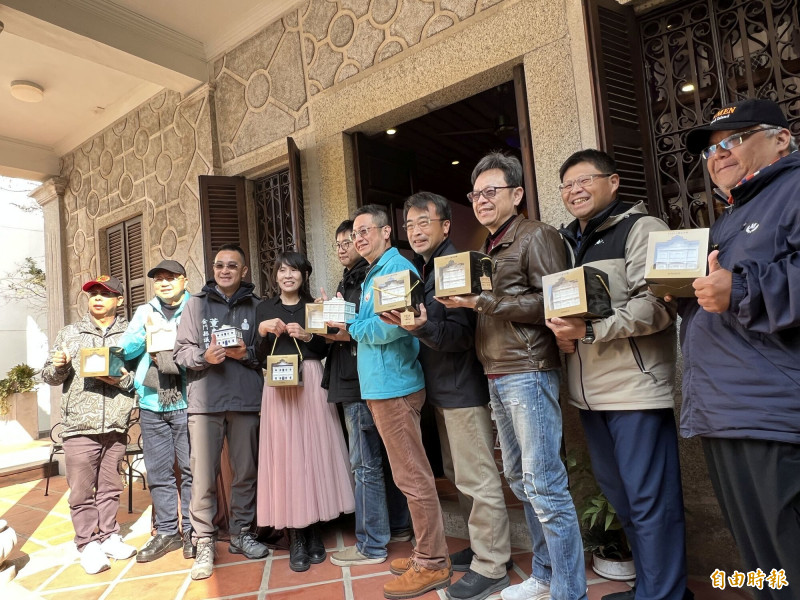 金門甄洋樓成功打造洋樓加入文創產業獲肯定，金門縣議員董森堡（左3）、縣文化局長陳榮昌（左2）、縣府城鄉發展處處長黃儒新（右5）、金門戰地史蹟與閩南建築研究中心主任曾逸仁（右4）、全國唯一官窯金門陶瓷廠廠長林蔚尚（右2）等人都出席成果發表會。（記者吳正庭攝）