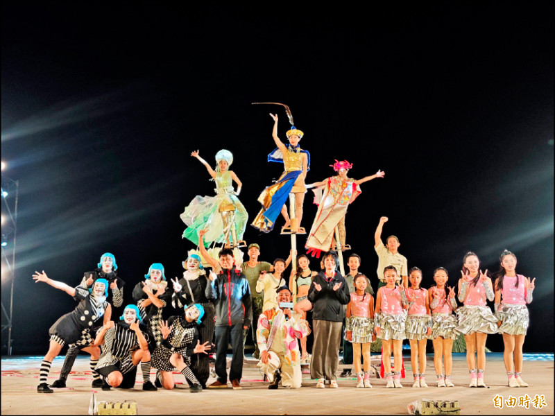 落山風藝術季昨天在車城海口沙灘熱鬧登場。（記者陳彥廷攝）