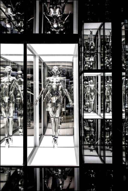 空山基2019年作品〈空山性感機器人─懸浮〉。（© Hajime Sorayama，Courtesy of NANZUKA，CREATIVE MUSEUM TOKYO提供）