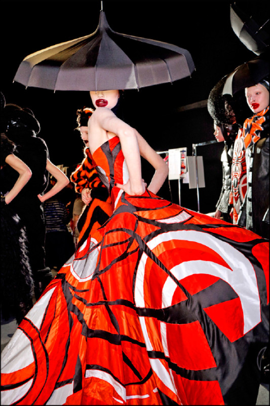 亞歷山大．麥昆2009年秋冬時裝秀後台。（Robert Fairer Archive攝影，V&A博物館提供）