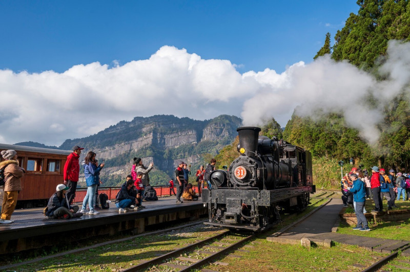 大家在月台上井然有序拍攝SL31號機關車。（黃源明提供）