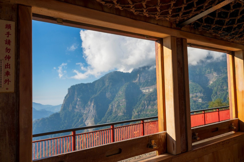 從檜木車廂看出去的山景美不勝收。（黃源明提供）