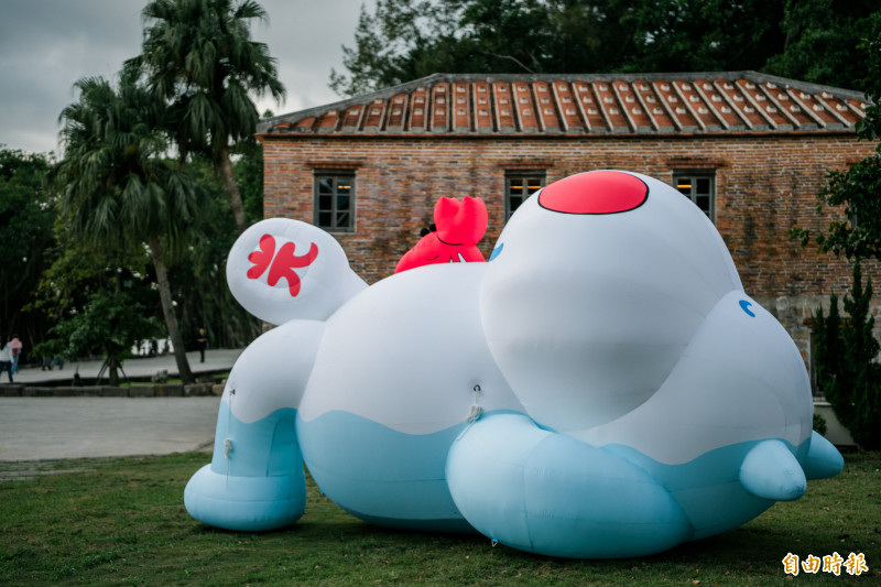 新北市立淡水古蹟博物館推出馬年藝術裝置，3件以「馬」為主題的大型充氣作品《山海之馬》、《午日夢馬》及《淡水河馬》，即日起進駐淡水紅毛城；圖為《淡水河馬》。（記者羅國嘉攝）