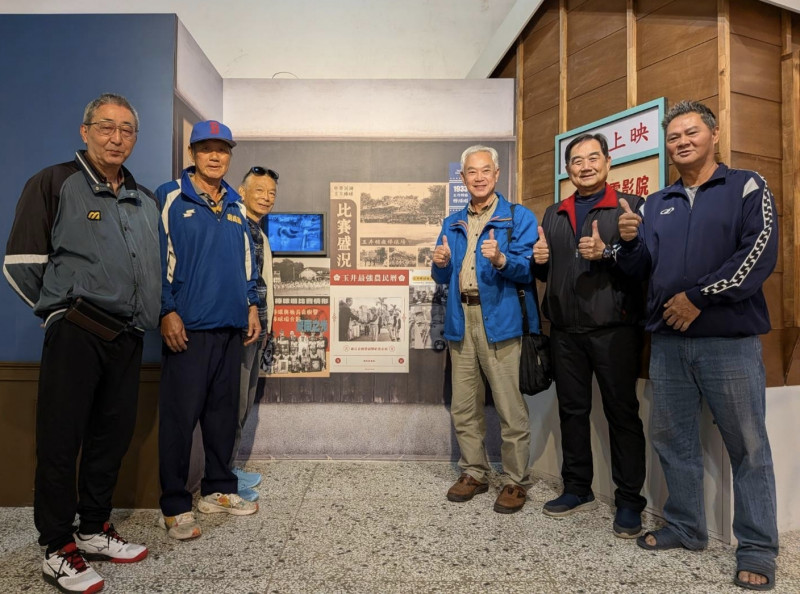 噍吧哖文化園區完成展覽更新，其中呈現1970年代糖廠棒球風景的主題內容，吸引知名的前國手、總教練葉志仙（右2）造訪，並與兒時隊友一起參觀。（南市文化局提供）