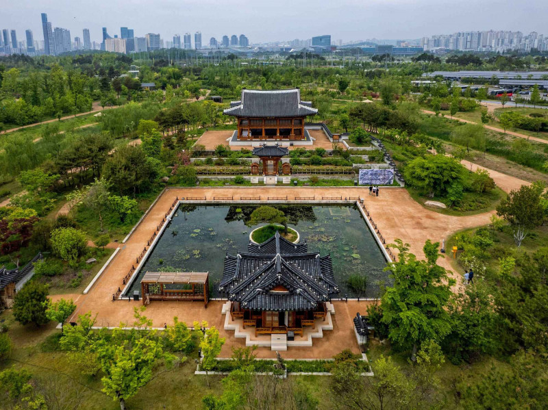 韓國觀光公社設定2026年為「韓國中部觀光年」，推出更多樣化的中部地區旅遊產品，圖為世宗特别自治市國立世宗樹木園。（韓國觀光公社提供）