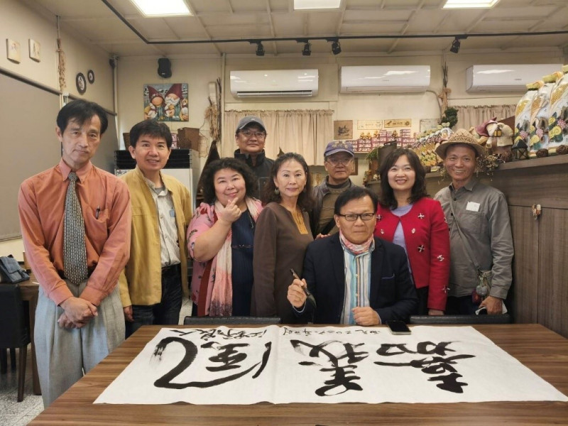 莊玉明邀請藝術家江添富、張益源書寫團體名稱。（莊玉明提供）