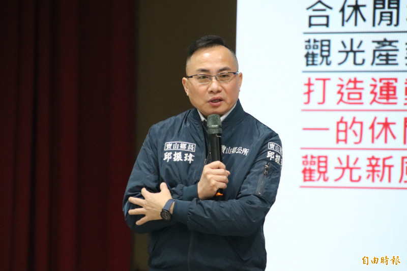 新竹縣寶山鄉長邱振瑋說，該鄉圖書館即日起導入Hami書城電子書服務，內容涵蓋上萬本暢銷書籍、熱門雜誌、當日報紙以及多元有聲書，提供24小時不打烊的閱讀體驗。（記者黃美珠攝）