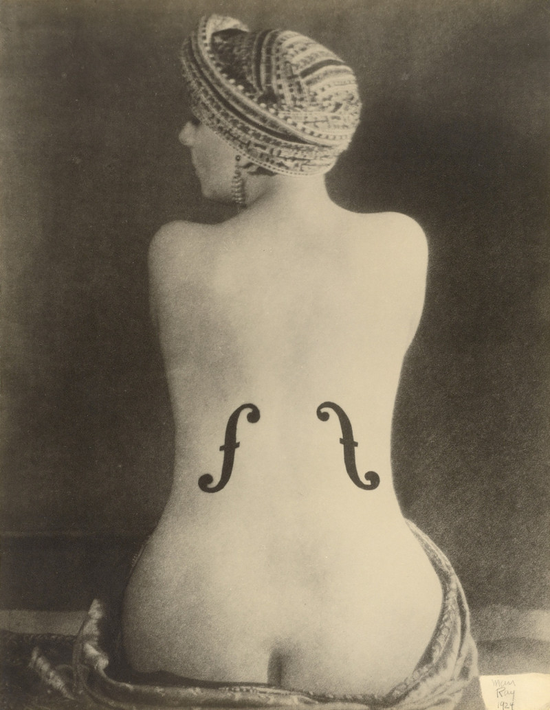 曼．雷，《安格爾的小提琴》，授權藝術微噴，31.5×23公分。1934。（© Man Ray 2015 TRUST / VG Bild-Kunst, Bonn 2025.）