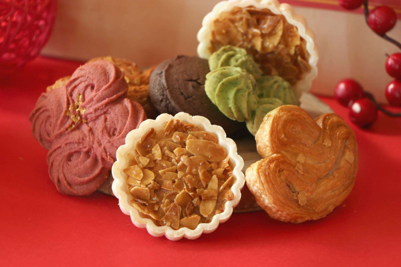 禮盒中包含寓意招財的「金燦元寶丹麥酥」，及多款風味奶香酥。（大地酒店提供）