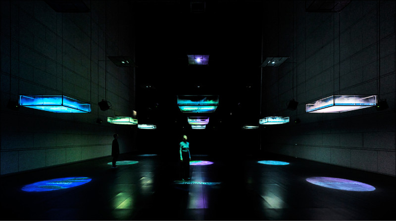 坂本龍一＋高谷史郎，《生命–流動、無形、無聲...》，2007。圖為2024年東京都現代美術館展覽現場。（ Takeshi Asano攝，©2024 KAB Inc.）