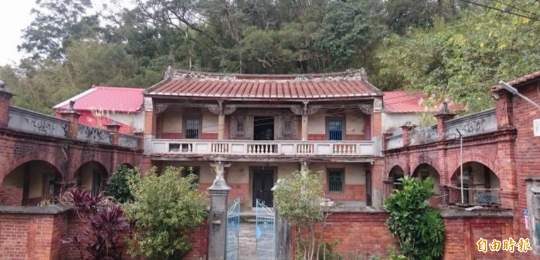 竹東甘屋渤海堂獲文資局核定總經費5200萬元，預計10月前發包，修復重點包含建築主體結構、彩繪加固及機電消防系統等工程。（記者廖雪茹攝）