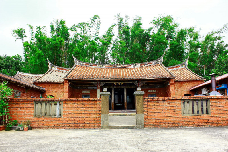 新埔西河堂獲文資局核定總經費5000萬元，預計今年10月開工，將針對屋面、木構件、景觀排水及文物檢修等進行全面修復。（新竹縣文化局提供）