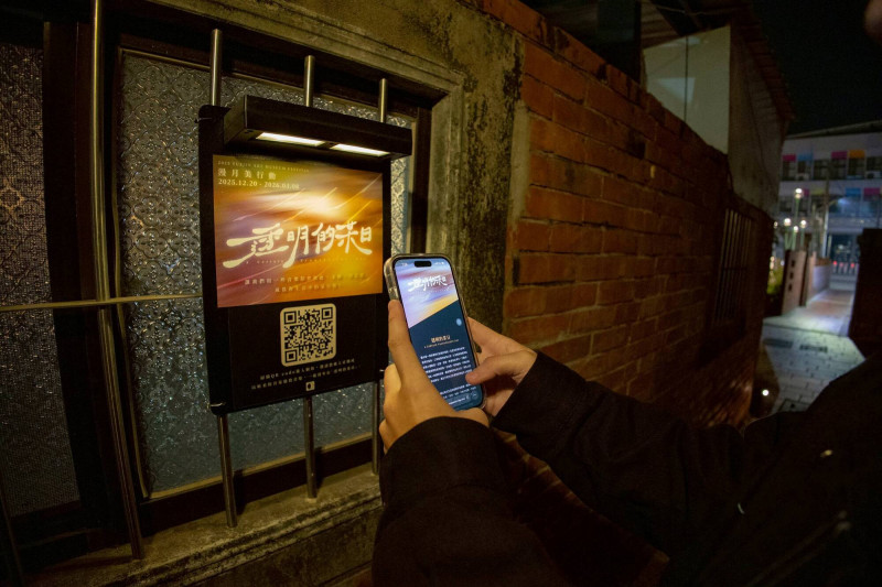 路徑上作品說明牌上有QR Code，民眾可以線上播放、自備耳機聆聽。（南市文化局提供）