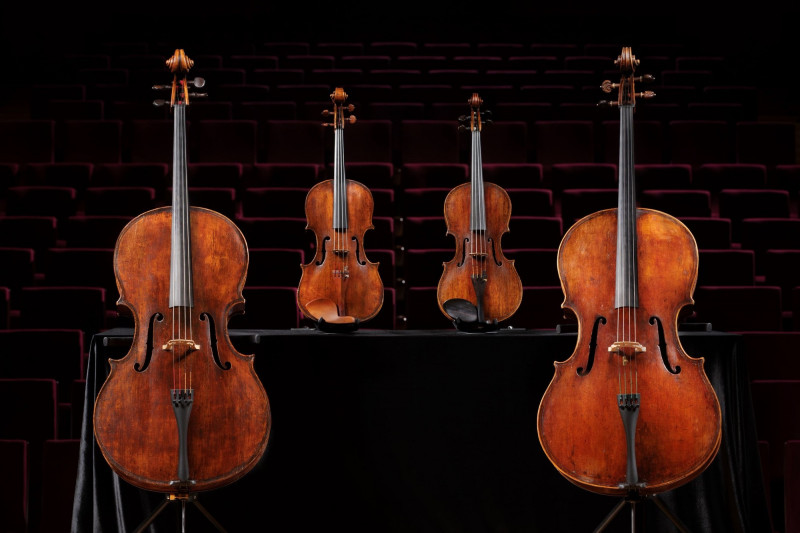 奇美博物館提琴音樂饗宴「瓜奈里家族超凡之音」，集結11把傳世名琴同台演出，除了瓜奈里名琴，還有布雷西亞學派4把名琴，突顯其對耶穌．瓜奈里製琴風格的深遠影響。（奇美博物館提供）