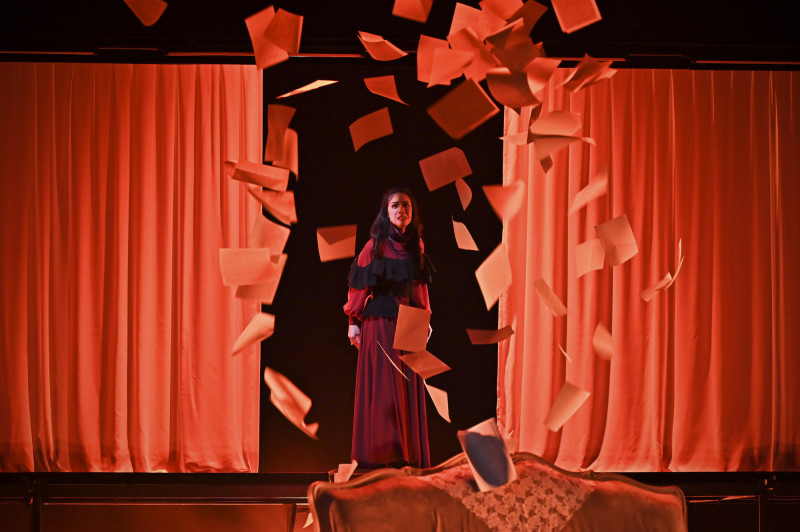 晃晃跨幅町搬演易卜生名作《海妲．蓋柏樂》，回應現代人在社群目光下的生存焦慮。（劉人豪攝，北藝中心提供）