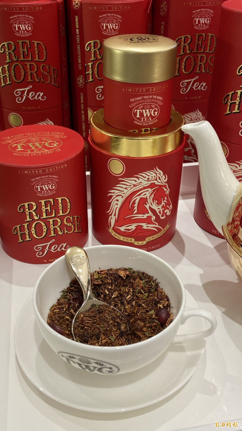 「赤馬迎禧茶」選用南非國寶茶為基底，融入玫瑰花與木槿花瓣、點綴熟紅莓與甜檸檬香蜂草。（記者周幸叡攝）