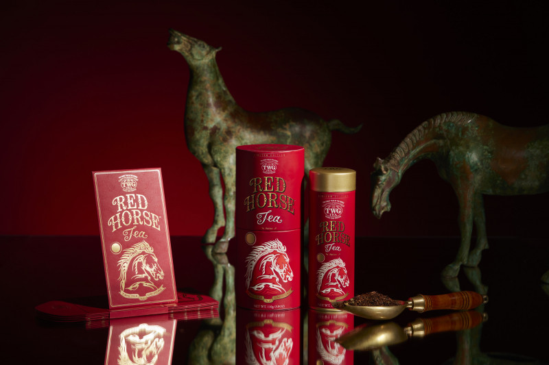 2月起，凡購買「赤馬迎禧茶」或單筆消費滿額，可獲贈限量8入「赤馬迎禧紅包袋組」。（TWG Tea提供）