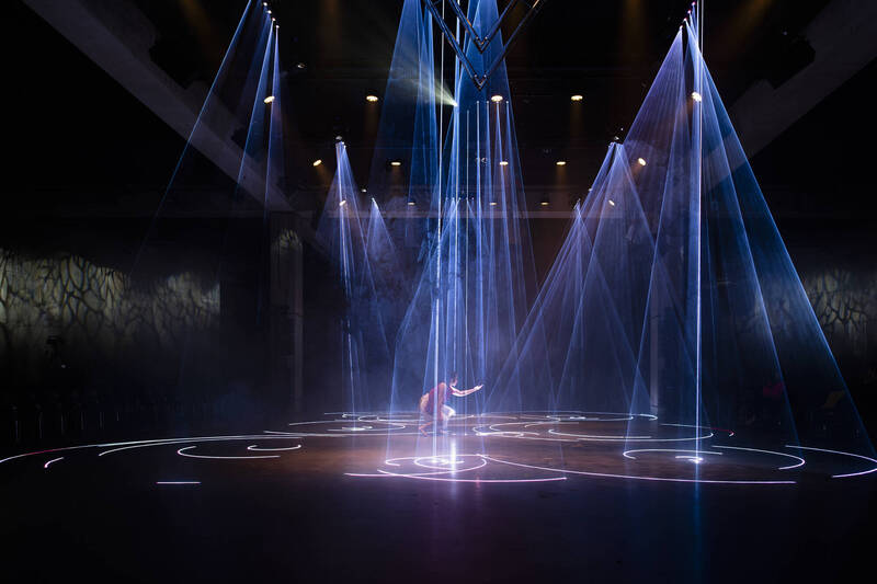 鄭淑麗×東冬．侯溫《遊林驚夢：巧遇Hagay》以太魯閣族神話結合雷射科技演出。（北藝中心提供）