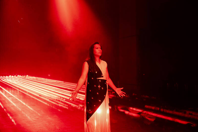 鄭淑麗×東冬．侯溫《遊林驚夢：巧遇Hagay》以太魯閣族神話結合雷射科技演出。（北藝中心提供）