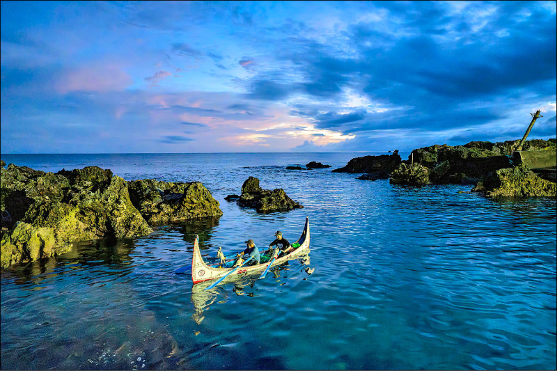 《大海浮夢》記錄了一艘拼板舟的完成，圖為拼板舟航行於蘭嶼的海。（目宿媒體提供）