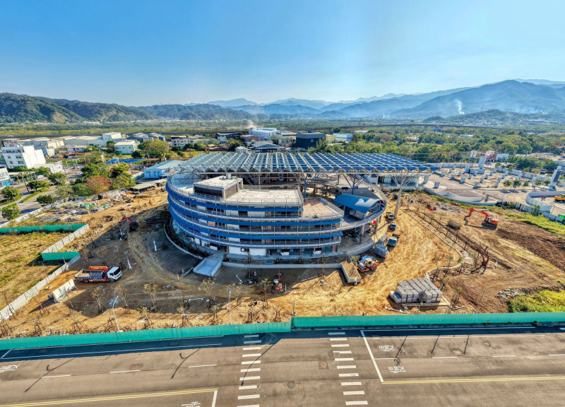 「竹東客家文化大禾埕」以綠建築理念與智慧建築技術的結合，融入客家藍色意象的大型棚架設計，獲得專家學者肯定。（新竹縣政府提供）