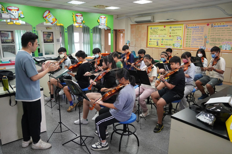 教育部和台灣愛樂種子協會推「音樂社會運動」，10年來共逾5萬人次孩子受惠。（教育部提供）