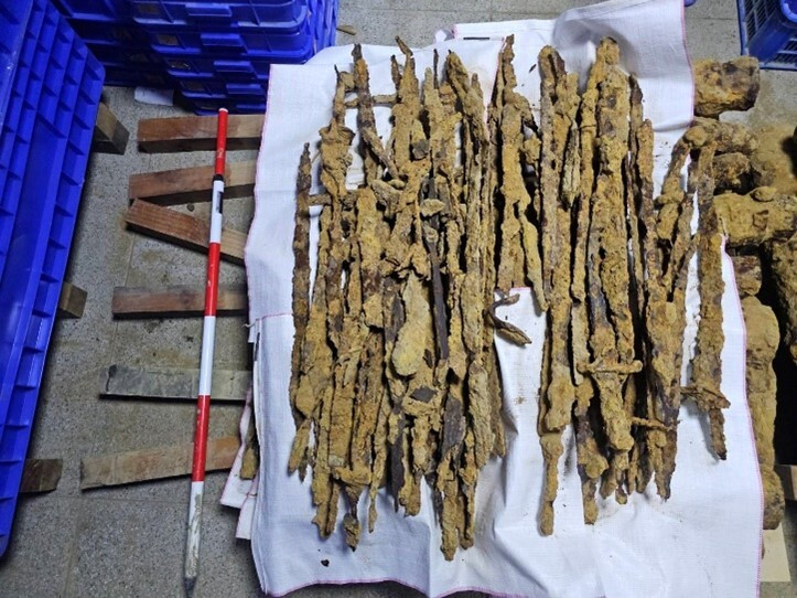 拆解後的刀刃、槍管鐵件。（南市文資處提供）