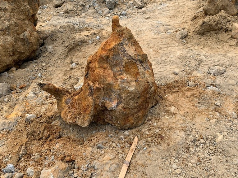 剛出土的頭盔。（南市文資處提供）