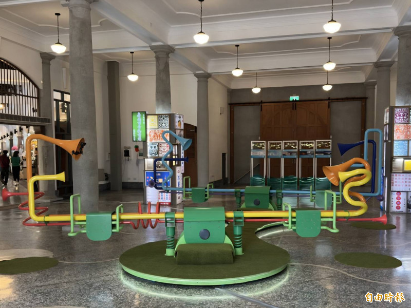 由「屾之製造所」創作的〈聽你所說的當下〉帶領著觀者重新學習傾聽。（記者王姝琇攝）