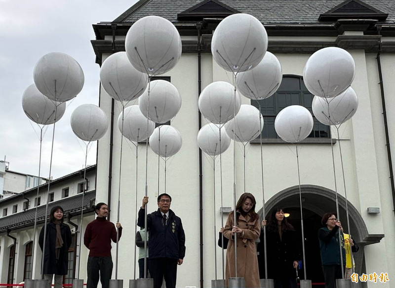 「雜波ZAP」創作〈一首天空的歌〉提醒觀展者仰望天空。（記者王姝琇攝）