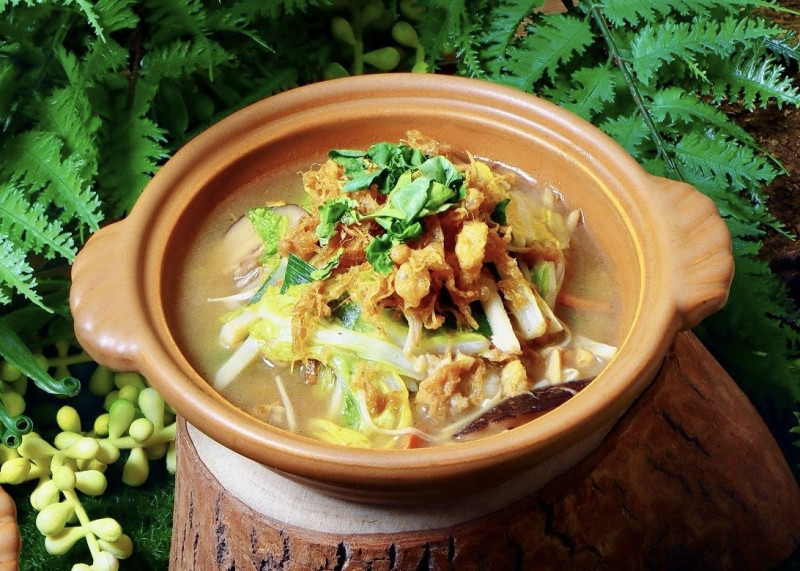 「老奶奶宜蘭西滷肉」以大白菜、豬肉與香菇慢燴，呈現宜蘭傳統家常口味。（台北凱撒大飯店提供）