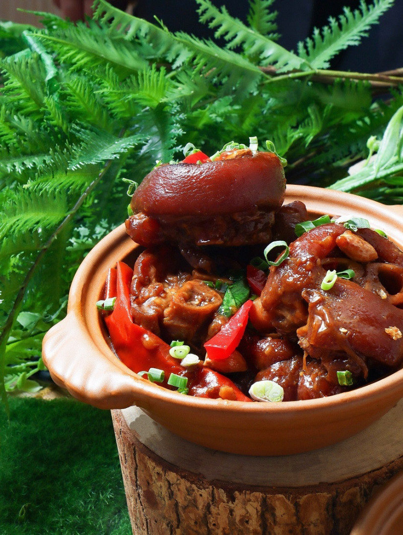 「懷舊花生滷豬腳」重現台灣傳統宴席中象徵祝福與圓滿的心意。（台北凱撒大飯店提供）