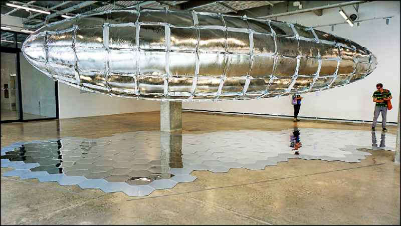 李昢〈甘願脆弱：金屬化氣球 V3〉尼龍塔夫綢、鋁箔聚脂纖維，1000×230公分。2015-2019。