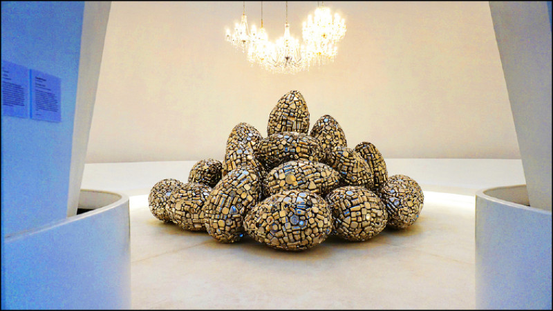 蘇伯德．古普塔〈孵化〉不銹鋼便當盒、水晶吊燈，尺寸隨場地而定。2010。