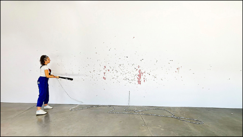 馬可．佛西那多〈星群〉棒球棒，鐵鍊、特製牆面、擴音器，尺寸隨場地而定。2015-2025。