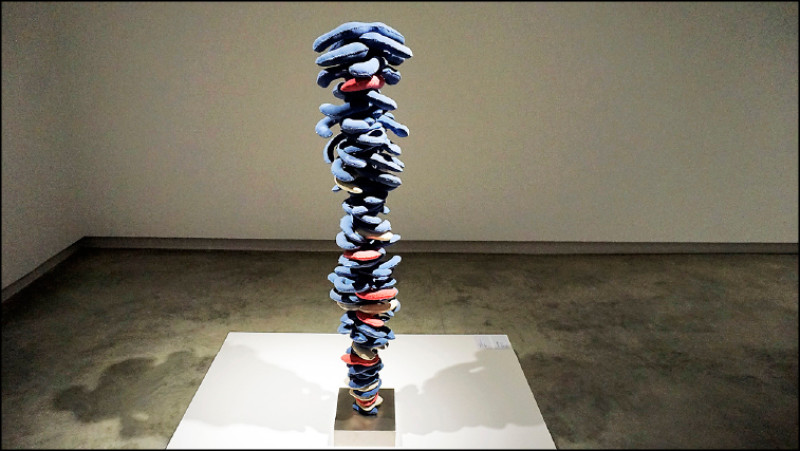 路易絲．布爾喬亞〈無題〉纖維織品、不銹鋼，39×166公分。2005。