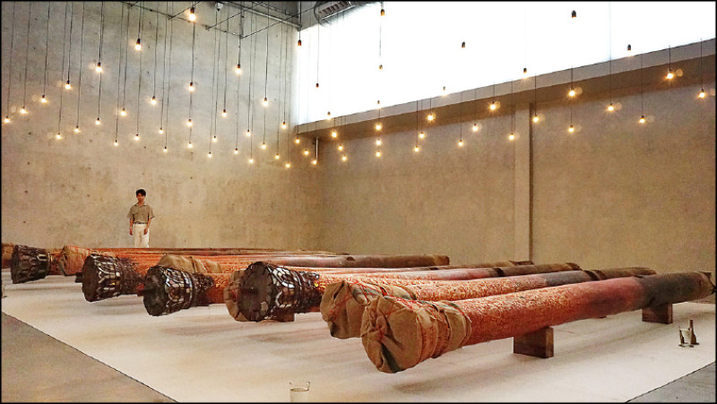 頌本．洪天通〈未聞之聲〉佛殿木柱、玻璃器皿、祭酒器、布。尺寸視場地大小而定。1995。